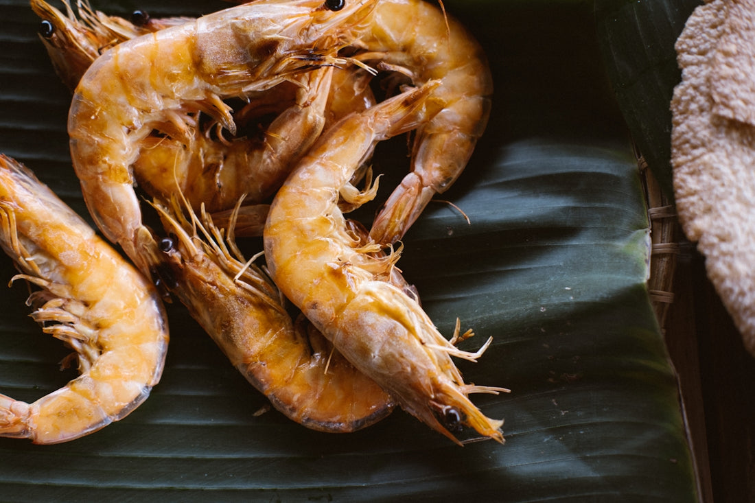 A bunch of shrimp sitting on top of a banana leaf